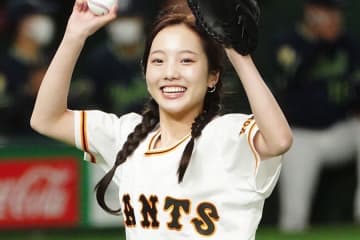 ヘソ出しコーデが「大胆過ぎて」　引退から2年で激変…Gユニ美女に悶絶「クソ可愛い」