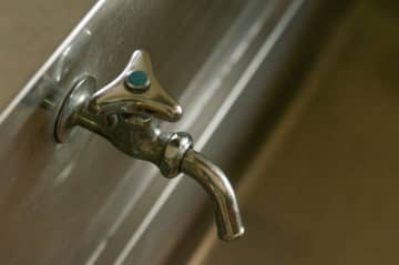 小学校で一般家庭 “約200か月分以上” の『水』が出しっぱなしが発覚 たった1ヶ月半で使った “水道代” が話題に「市が負担って言うけど、厳密に言うと市民の負担じゃん。。」「46日間気づく仕組みがなかったことがやばい。」