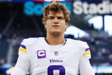 バイキングスQBマッカーシーが右手のひびでライオンズ戦を欠場、ブロスマーが先発へ