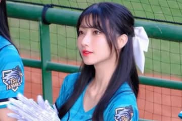 オフに降臨した台湾美女…サンタ＆ヘソ出し　“特別仕様”に悶絶「あああ、可愛すぎ」