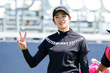 超高級品を身に着け…原英莉花がオフに訪れた場所　スーツ姿でスポンサーに感謝「今年も…」