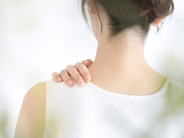 メイクもファッションもダイエットも意味なし!? 若くても確実に老けて見えてしまう「おブス姿勢」とは