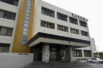 訪問営業を断られトラブルか　転倒させ胸を蹴るなど暴行の疑い、男を逮捕　　流山