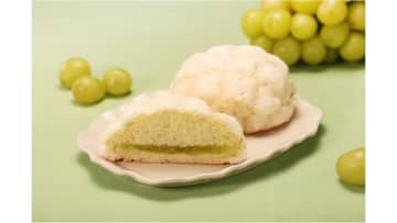 ローソン「白いメロンパン（山梨県産シャインマスカットのジャム）」。さわやかなフルーツの風味と生地のシャリッと食感