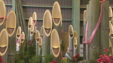 「笑う門には福来る」門松づくりが最盛期、斜めに切られた竹が笑っているように見える縁起物