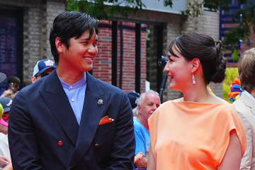 大谷翔平2年ぶりの“登場”に「夫婦そろってよね？」　初の4ショットを「見てみたい」