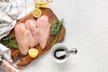 鶏むね肉を究極にしっとり仕上げるコツは？鳥羽周作シェフ伝授の秘技で「冷めてもやわらかい！」