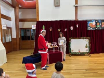 富山県遊協青年部、児童発達支援センターでクリスマス会～サンタ姿でプレゼント贈り、園児と交流～チャリティ募金活用