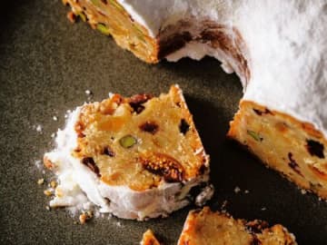 シフォン型で焼くと美味しい！「シュトーレン」の作り方。まん中の筒のおかげで火通りがよく、ふんわり軽い仕上がりになりますよ♪