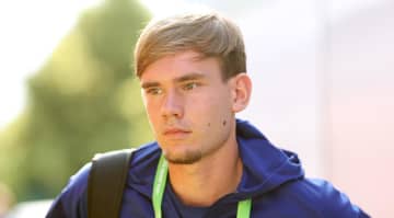 ひき逃げ事故で21歳恋人死亡の悲劇…日本人の同僚19歳選手が追悼で涙、宿敵チームも励ます