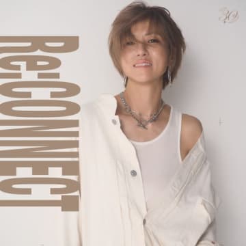 hitomi、自身初となるライヴ・ベスト・アルバム『Re:CONNECT』リリース ダイジェスト映像も公開