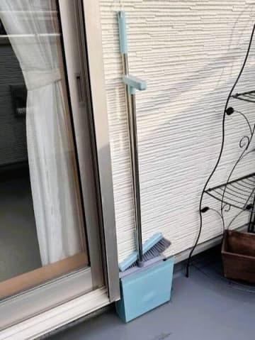 ダイソーで550円で買える!!高機能ほうきセット