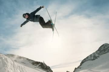 腕に纏うカーボンモノコック リシャール・ミルが若きモーグルスキーヤーと共鳴する、極限性能の哲学