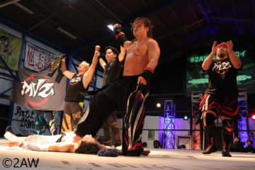 真霜拳號&最上九が2AWタッグ王者防衛に成功！チチャリートがタッグベルト挑戦を表明も最上が一蹴！