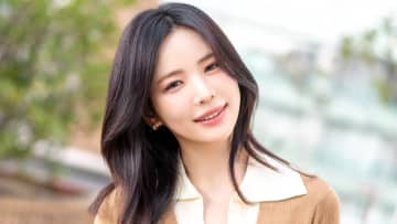 NiziU MAYA「愛をくれる」メンバーから受けた影響や“自分らしくいることの大切さ”を告白 初の書き下ろし絵本『まっしろなちょうちょ』