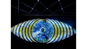 「Shinjuku Neon Walk」、時を超える連携企画伝説のアート「新宿の目」が年末年始限定で復活点灯。大みそかには蜷川実花氏の映像作品にも登場