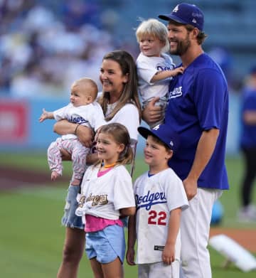 カーショー一家に第5子誕生　ドジャースを3度WS制覇に導いた父の姿を家族は最後までスタンドで見守る
