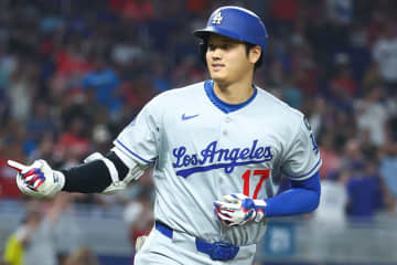 大谷翔平、敵地を沈めた「バットフリップ」が今季１位に選出！ 決勝12号３ランで見せた“究極の確信歩き”