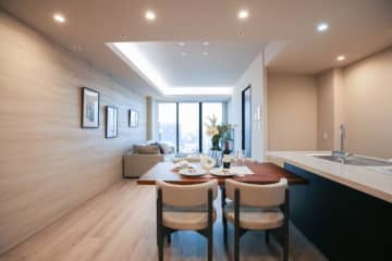 大崎ウエストシティタワーズE棟 23階｜「大崎」駅からペデストリアンデッキで直結。主要都市へも直結する、大崎のシンボリックタワー。圧巻の都心眺望。南東向きで陽当たり良好。トランクルーム付設住戸