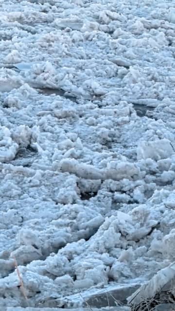 黄河で流氷増加中、川面を漂う氷の花　中国内モンゴル自治区