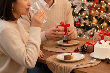 クリスマスは食事の前に“1杯の水”を飲んで　医師が指摘「食べたものが脂肪になりにくい」