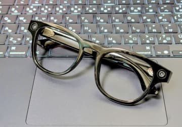 Looktech AIスマートグラスを試す。AIに見せて訊くカメラ搭載、「ジェネリック レイバンメタ」に留まらない工夫も
