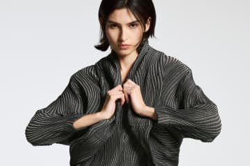 エイポック エイブル イッセイ ミヤケの立体プリーツワンピース、新繊維「ブリュード・プロテイン」使用