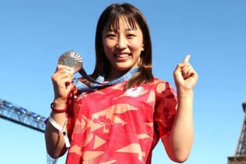 全日本レスリングを制し再び“女王”に！ 須﨑優衣の優勝報告に脚光！「筋肉すごい」「背中キレッキレ！」