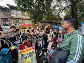 外国人観光客がトン族の新年行事を体験　中国貴州省