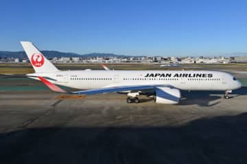A350コックピット見学できる！ JAL、福岡市ふるさと納税返礼品で「夜の空港ツアー」受付中