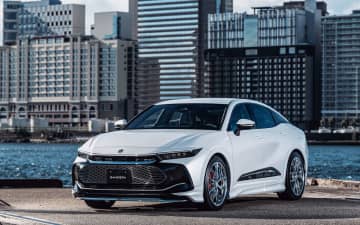 エーモン、「バンディエラ」ブランドの新たなプロダクトラインを東京オートサロン2026で披露 クラウンクロスオーバーも展示