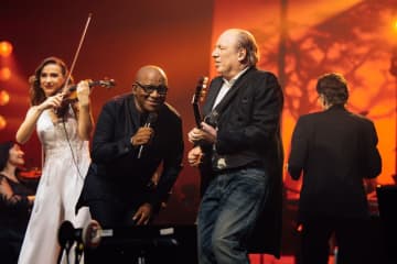 “観る”だけのコンサート映画の時代は終わり　『ワールド・オブ・ハンス・ジマー：新次元へ』が感情の深層に触れる