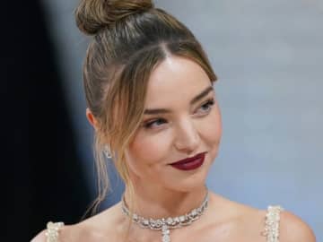 ミランダ・カー、ミニドレスでクリスマスムード全開　元夫も「いいね！」