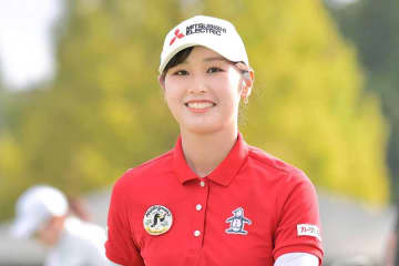 「少しお時間良いですか？」　突然の呼び止め、女子ゴルフで光沢ドレス話題　本人「ソワソワ…」