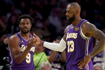 「ホームゲームだったらと願うばかりだった」NBAの“キング”を父に持つブロニーが、クリスマスの思い出を回想「つらかった時もある」＜DUNKSHOOT＞