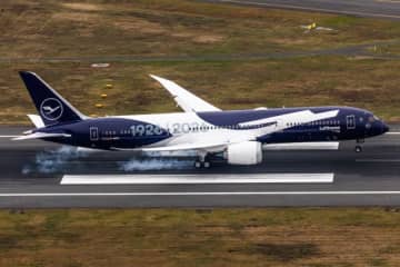 ルフトハンザ 「100周年 787-9」がフランクフルト到着！ 大胆な鶴デザイン披露