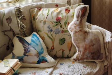 アフタヌーンティー・リビング“ウサギ＆ツバメ”のクッションや春の草むら描いた日傘