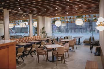 ゆったり過ごせる個室も！“奇跡のパンケーキ”が人気の「フリッパーズ」新宿にオープン