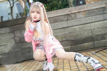 【コスプレ】振り向き姿で見せる美しい背中にドキッ！『NIKKE』バイパーの美女レイヤーは網タイツも似合う【写真9枚】