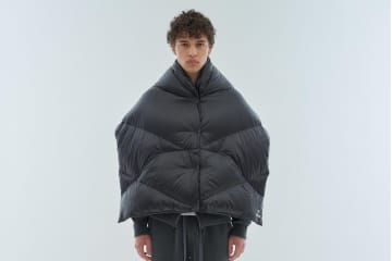 ナンガ×ミノトール インストの「ダウン ポンチョ マフラー」撥水素材＆リバーシブル仕様で