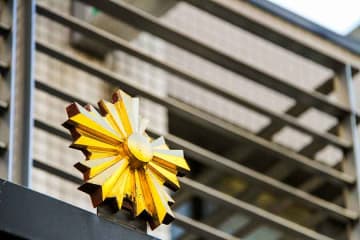 「ハチワレの色がパトカーと逆になっているのが良い」　駐在所の前で見守るねこ　岡山県警の投稿に和む人が続出