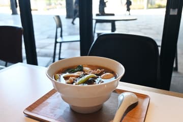 これは穴場！梅田で「麻辣湯」、約100席の大バコで…人気「無限麻辣湯」の姉妹店