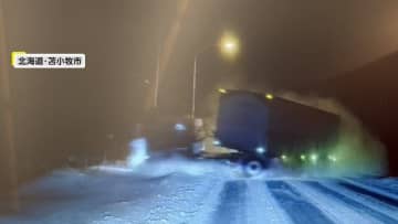 コントロール失ったトラックが目の前に…雪でスリップか　「えげつなっ！」車が自転車と接触して走り去る一部始終も