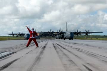 空自C-130輸送機、米国主催「クリスマス・ドロップ」に参加！ エレファントウォークにサンタ登場