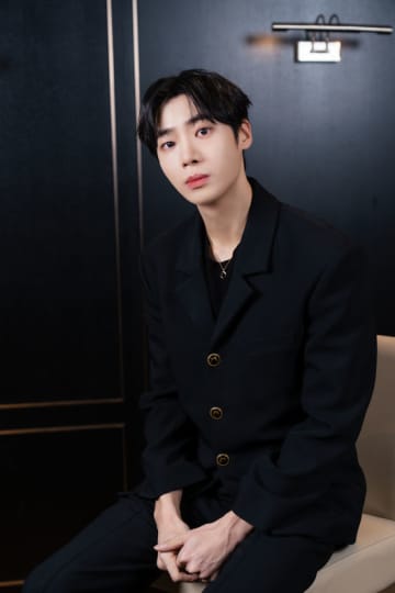 “売れっ子俳優” チュ・ヨンウ、お酒とカフェインをやめて3カ月…「このままだと死にそうで」