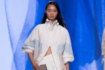 ウジョー×リーボック“フォルムをアレンジ可能”フレアワンピース＆カラーブロックブルゾン