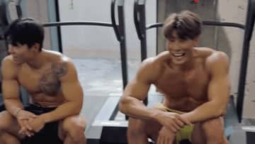 「44歳の身体じゃない」　“超人”糸井嘉男、仲間と筋トレに励む様子を公開しバキバキ肉体美に反響　「肩周りカッコ良すぎる！」