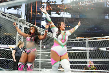 ど迫力の“デカ女”タッグ、ギャップ全開の“クリスマス仕様”リングギアが話題に 「ヒールにしてはファンシーすぎる」の声も