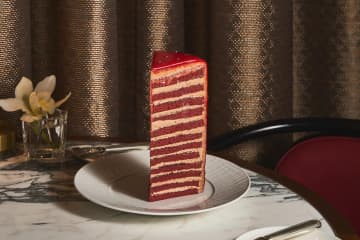 セント レジス ホテル 大阪、“高さ20cm＆24層”の赤いベルベッドケーキ