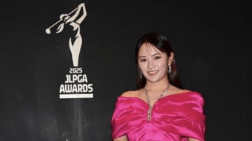 27歳女子プロゴルファー、デコルテくっきりの“オフショル”ドレス着用し反響　「モデルの二刀流」「可愛すぎて反則」と絶賛の声